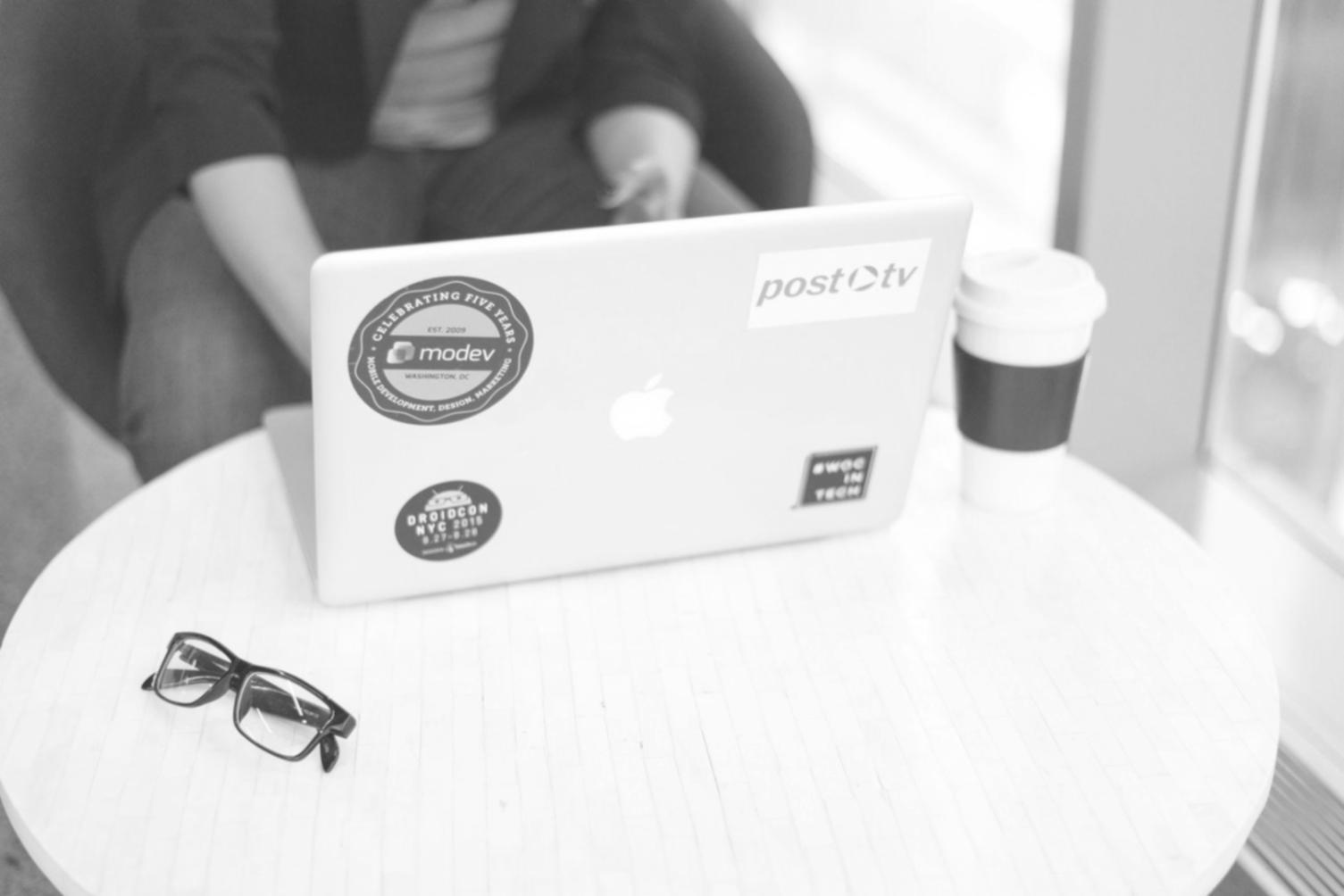 Profesora explicando conceptos de inversión estacional en pizarra digital