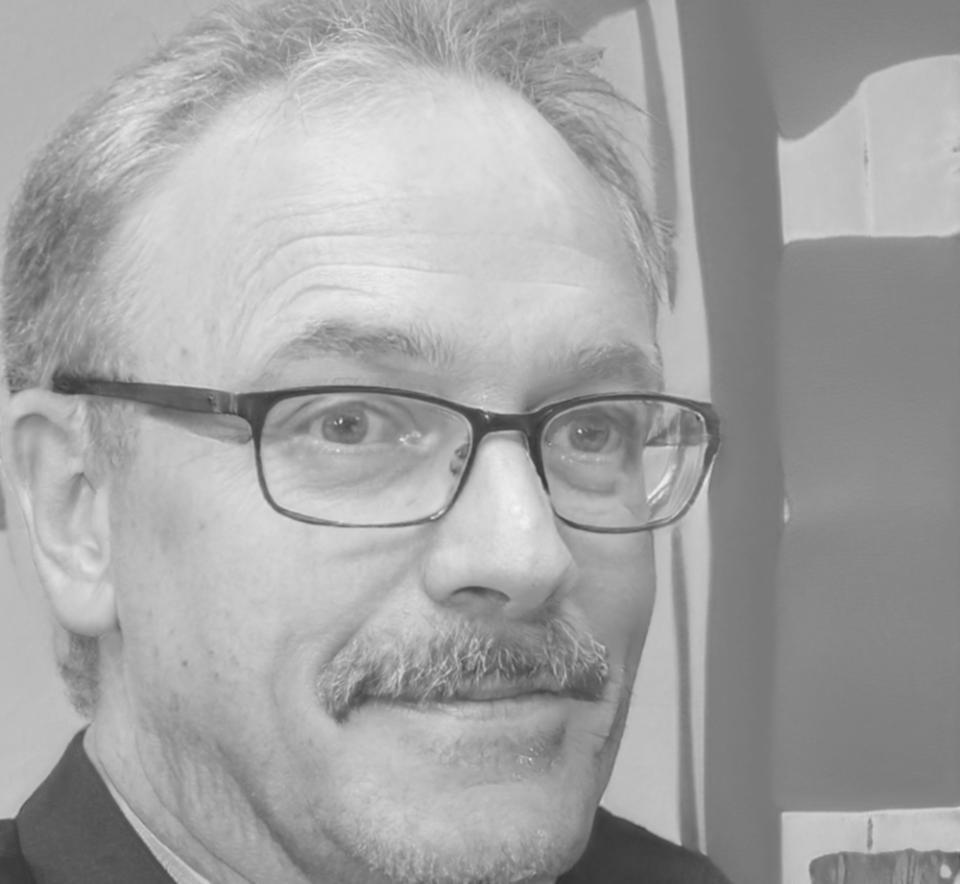 Director ejecutivo de tilotivaolian revisando estrategias financieras estacionales